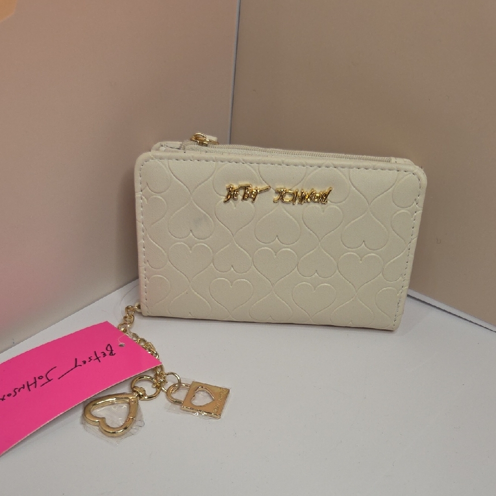 🤍🔹️Betsey Johnson 🔹️chalk Quilted Heart Zip Trifold Wallet XOKAYRA - Picture 2 of 9
